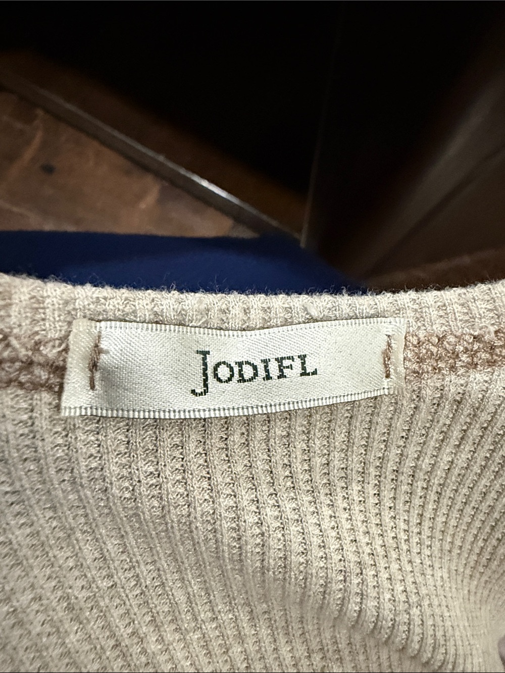 🥳 7/$10!! Flowy Neutral Beige Cold-Shoulder V-Neck Women's Top - Picture 3 of 3